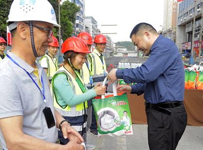 肖林董事長看望慰問劍南路改造項(xiàng)目建設(shè)者