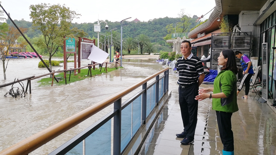 07-8月17日，程一書記在三江碼頭檢查雨后受災(zāi)情況_副本