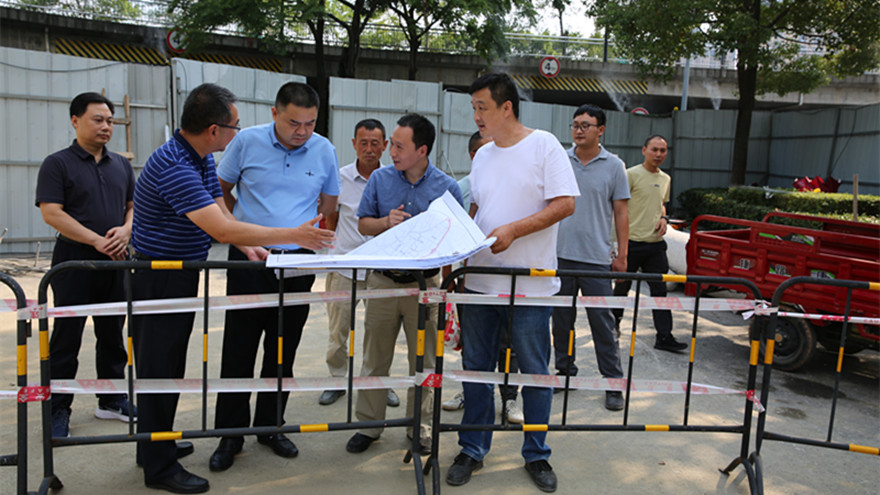 集團(tuán)黨委書記、董事長肖林檢查濱河北路西段排水及道路改造項(xiàng)目