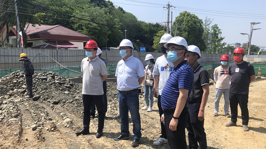 集團黨委委員、副總經(jīng)理倪丹帶隊督查南山路道路補短工程項目