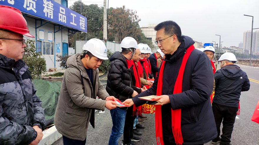 03集團(tuán)黨委副書記、董事、工會主席張雁看望慰問項(xiàng)目建設(shè)一線班組